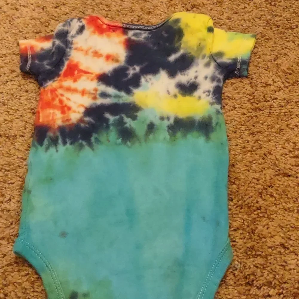 ‎Carter's onesie tie dye size 9 months
